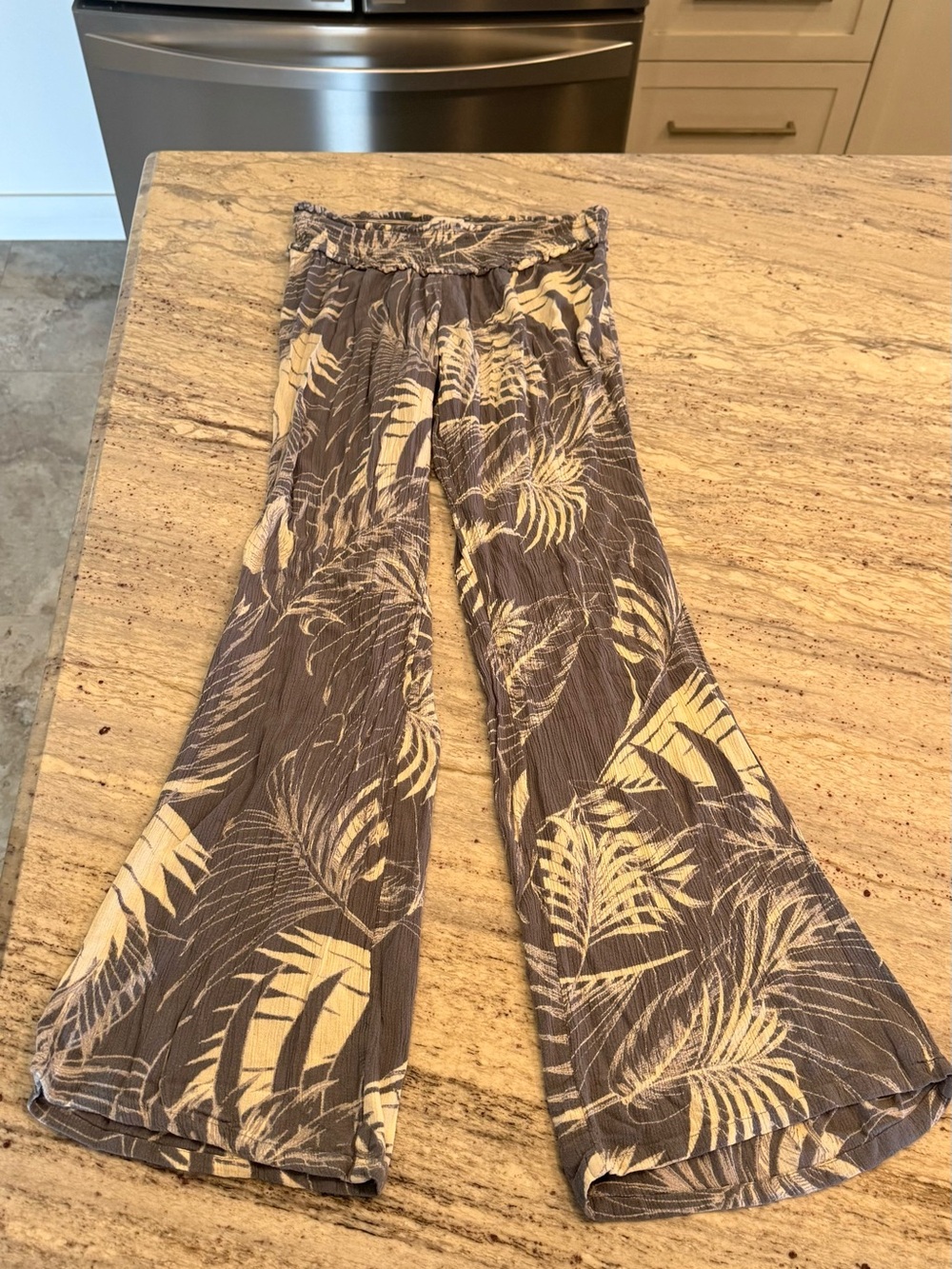 O’Neill Women’s Wide-Leg Palm Print Pants in gray and Cream Small
